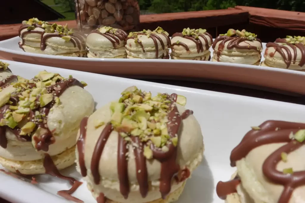 close-up-pistachio-cream-macarons.
