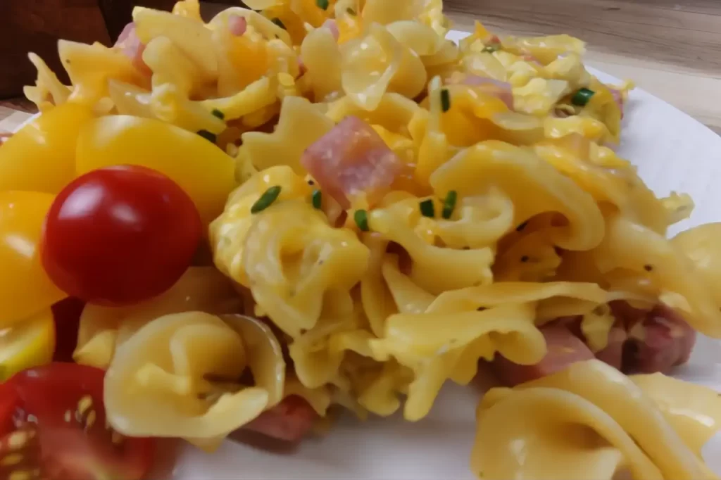 close-up-of-ham-and-egg-breakfast-noodles