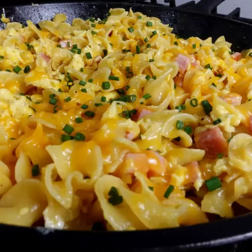 ham-and-egg-breakfast-noodles-in-cast-iron-skillet