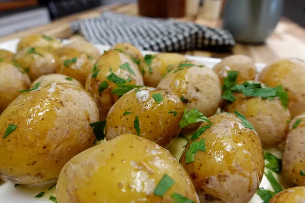 plate-of-buttery-salt-potatoes-with-parsley