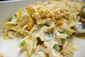 close-up-creamy-tuna-noodle-casserole-with-buttery-cracker-topping